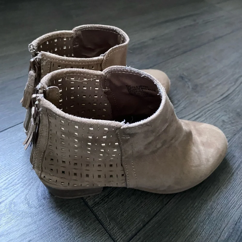 Cynthia Rowley Girls Laser-cut Suede Back Zip Ankle Boots Taupe Size 4M